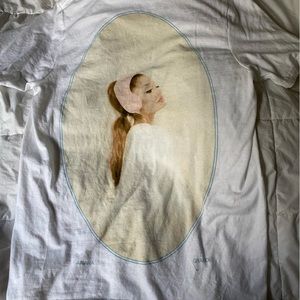 Ariana Grande shirt🤍